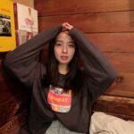 Nana Yamada Instagram – ちょっとお酒でむくんでますが…🍶笑
そんな日もすっぴんで着られるロンTです🥹(？)

みんな着てくれてるのっ🥹？教えて♡