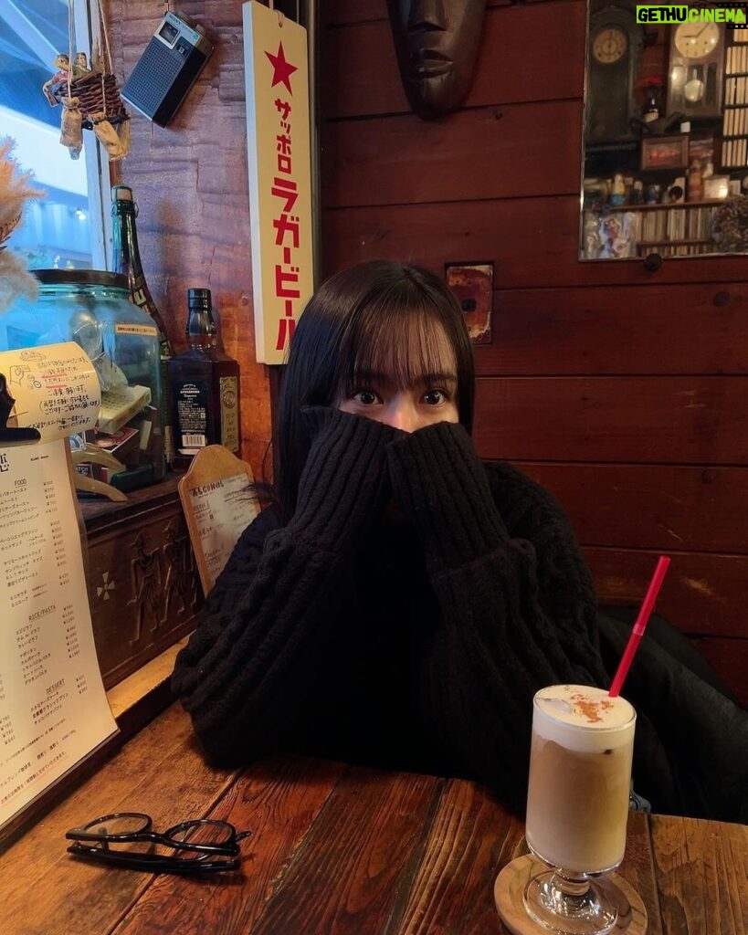 Nana Yamada Instagram - 気取らず気を遣わずお互いに 好きなことしてなにも話さないってとても幸せな空間🫖♡ 1人でもいいねんけど、誰かいてほしい。 もっとゆっくりしたかったけどまた今度☕️