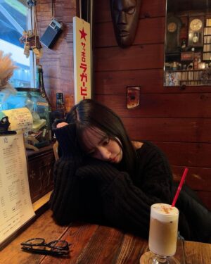 Nana Yamada Instagram - 気取らず気を遣わずお互いに
好きなことしてなにも話さないってとても幸せな空間🫖♡

1人でもいいねんけど、誰かいてほしい。
もっとゆっくりしたかったけどまた今度☕️