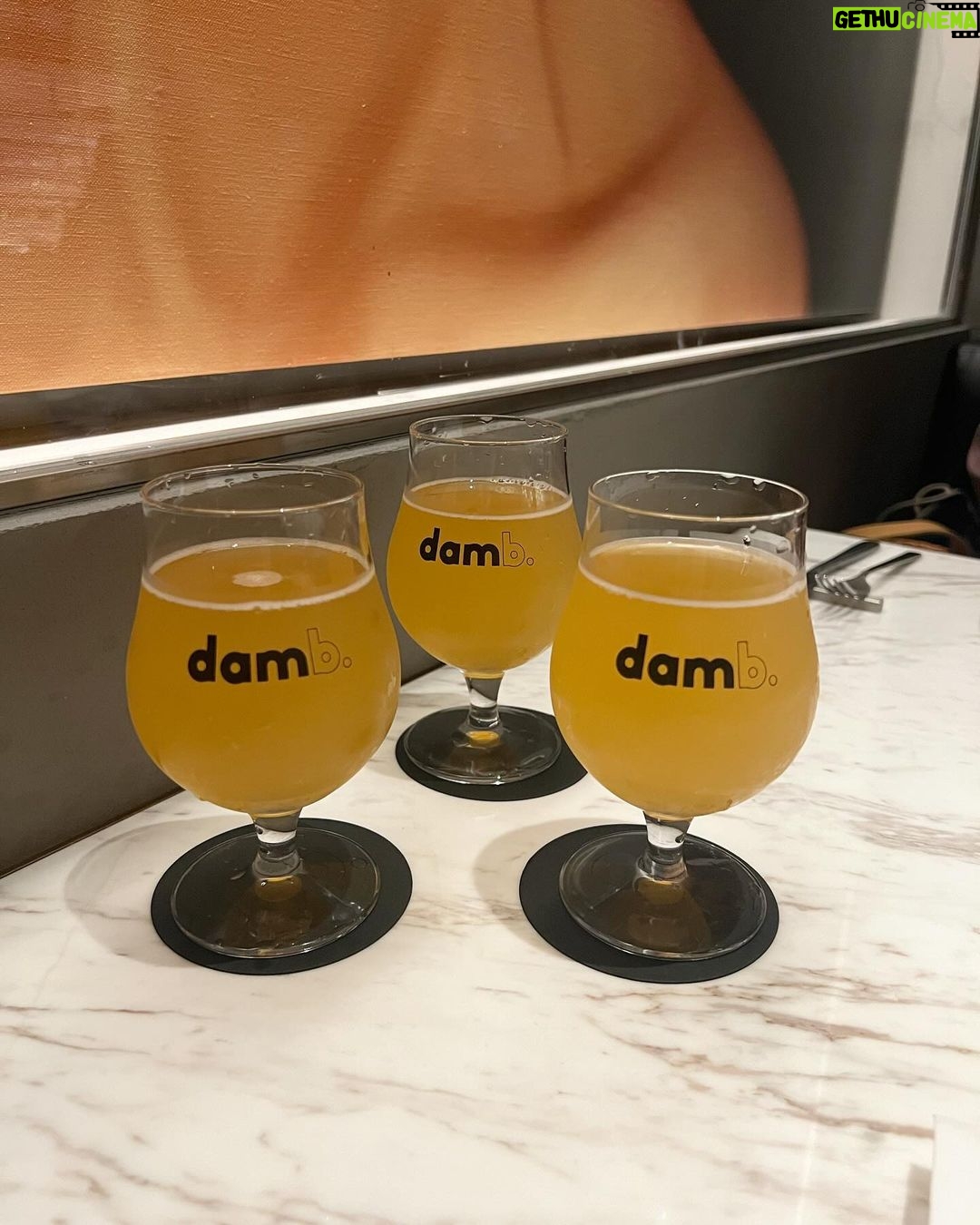 Nana Yamada Instagram - 普段ビールはあんまり飲まないけど クラフトビールだと飲みたくなるのなんだろ🥹🍺 どれもサイズ感がとてもよくっていろんなの食べたよ🤤✨ クラフトビール×フィッシュ&チップス🐟 悪いことしてるみたいでめっちゃ美味しかったな...🥹♡笑 クラフトビール醸造所併設でとてもおしゃれでした🌱 あとあと、店員さんがにこにこでとっても素敵でした🥹 ご招待いただきありがとうございました🙇🏻♀️ またお友達とクラフトビール飲みに行く〜〜🤔☝️ #虎ノ門ヒルズ #虎ノ門ヒルズステーションタワー Dam Brewery & Restaurant