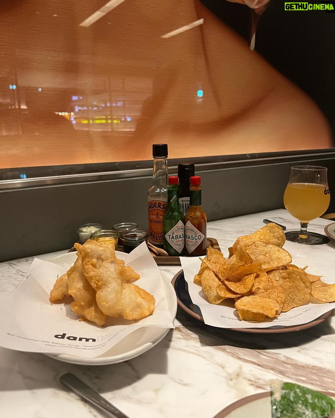Nana Yamada Instagram - 普段ビールはあんまり飲まないけど クラフトビールだと飲みたくなるのなんだろ🥹🍺 どれもサイズ感がとてもよくっていろんなの食べたよ🤤✨ クラフトビール×フィッシュ&チップス🐟 悪いことしてるみたいでめっちゃ美味しかったな...🥹♡笑 クラフトビール醸造所併設でとてもおしゃれでした🌱 あとあと、店員さんがにこにこでとっても素敵でした🥹 ご招待いただきありがとうございました🙇🏻♀️ またお友達とクラフトビール飲みに行く〜〜🤔☝️ #虎ノ門ヒルズ #虎ノ門ヒルズステーションタワー Dam Brewery & Restaurant
