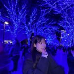 Nanase Yoshikawa Instagram – メリークリスマスイヴ🎄
友達と青の洞窟初めて行った〜！真っ青なイルミネーションも素敵！