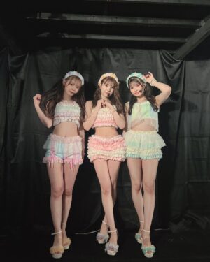 Nanase Yoshikawa Instagram - ジッパー💕💕
衣装かわいいよね😌💕