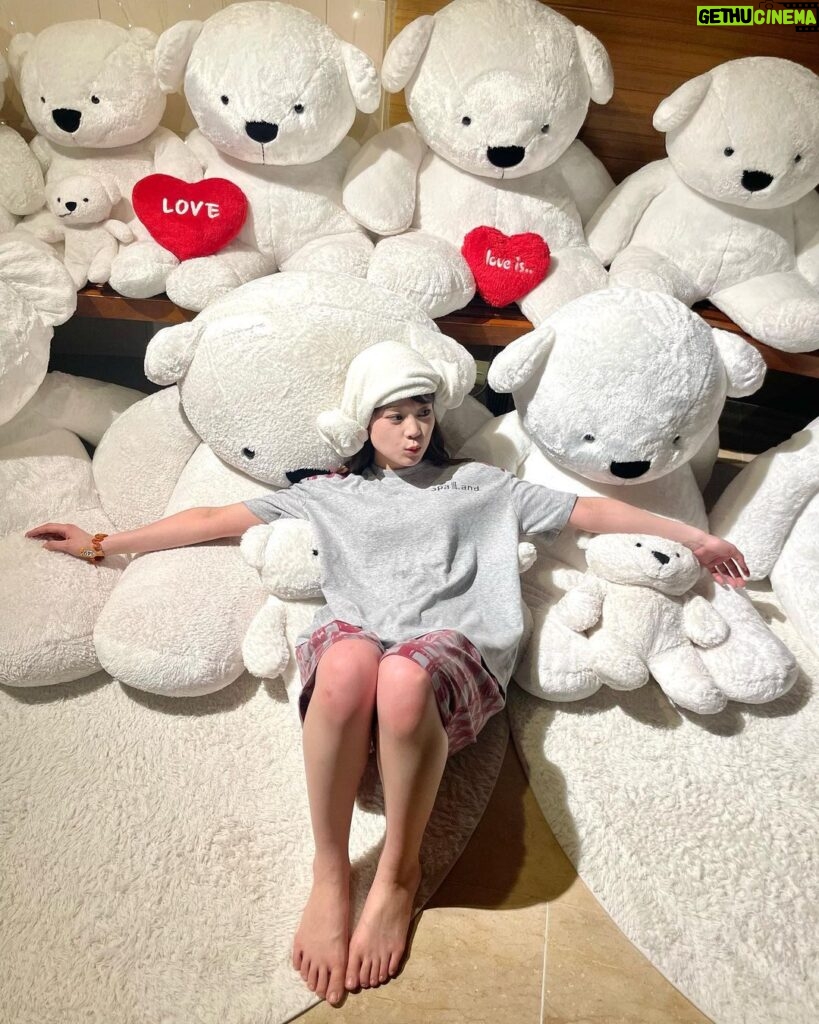 Nanase Yoshikawa Instagram - 韓国で仕事終わりに行ってみたかった巨大スパに☺️ サウナもあってお風呂も綺麗で楽しかった✌︎ お世話になったコーディネーターさんと☺️🤍 この巻き方みんなしてて真似してみた笑 #新世界スパランド #spaland