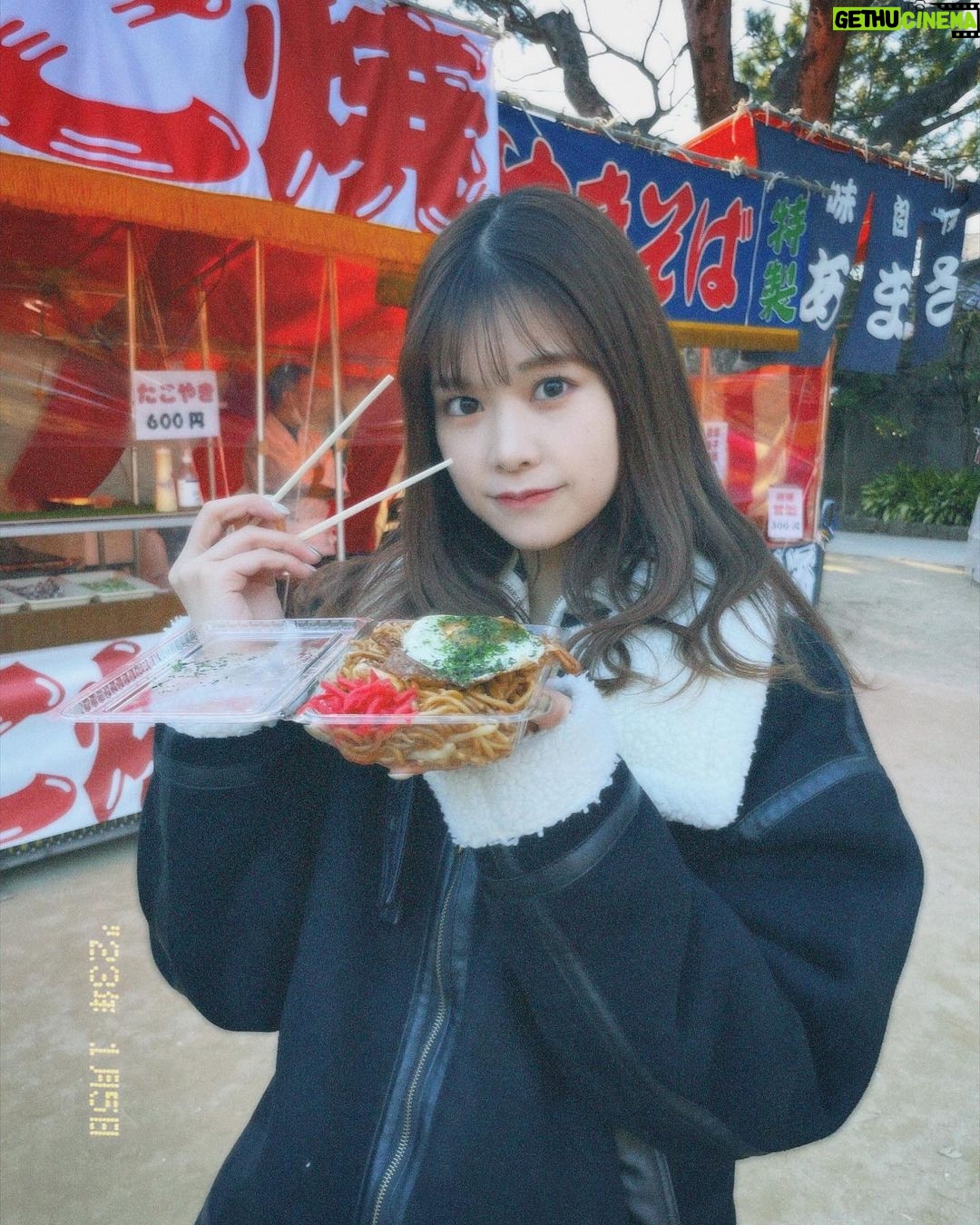Nanase Yoshikawa - 2.8K Likes - 年始のこの屋台とかの雰囲気好きすぎて何回も初詣行ってもはや初詣じゃなくなってる⛩
今日も家族とお参りしてきました🎍
焼きそば美味しかった!2023年も美味しいものいっぱい食べよ😌