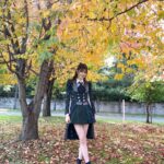 Nanase Yoshikawa Instagram - 紅葉の季節🍁🍁 北海道の空気は本当に美味しいです！ AKB48の衣装はどれも可愛いけど、特にチェック系の衣装は大好き🧚🏻‍♂️可愛すぎ！ Photo byせりか💕写真のバランス良すぎてお気に入りの写真です😌