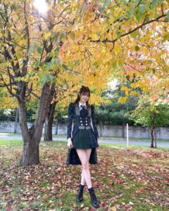 Nanase Yoshikawa Instagram - 紅葉の季節🍁🍁 北海道の空気は本当に美味しいです！ AKB48の衣装はどれも可愛いけど、特にチェック系の衣装は大好き🧚🏻‍♂️可愛すぎ！ Photo byせりか💕写真のバランス良すぎてお気に入りの写真です😌