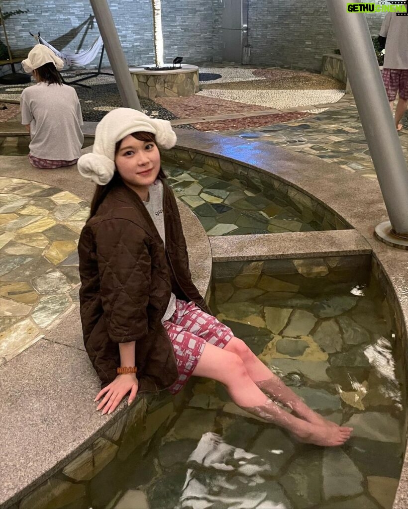 Nanase Yoshikawa Instagram - 韓国で仕事終わりに行ってみたかった巨大スパに☺️ サウナもあってお風呂も綺麗で楽しかった✌︎ お世話になったコーディネーターさんと☺️🤍 この巻き方みんなしてて真似してみた笑 #新世界スパランド #spaland