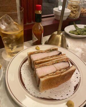 Nanase Yoshikawa Instagram - 先日行ったおしゃれなハイボールバー🥺
ハイボールラブなので色んな種類があって最高だったなぁ、、
私のおすすめはアールグレイのハイボール！
あと、4枚目の写真見てもらったらわかるけど氷が大きくてとにかくすごいの！笑
伝わるかな😃
駅直結で行きやすくて、店内もとってもレトロでおしゃれです！
1人でも行きやすいのでお仕事帰りとかにぜひ🍺
　
#ハイボールバー上野駅1923
#上野グルメ 
#上野居酒屋 
#上野ディナー