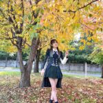 Nanase Yoshikawa Instagram - 紅葉の季節🍁🍁 北海道の空気は本当に美味しいです！ AKB48の衣装はどれも可愛いけど、特にチェック系の衣装は大好き🧚🏻‍♂️可愛すぎ！ Photo byせりか💕写真のバランス良すぎてお気に入りの写真です😌