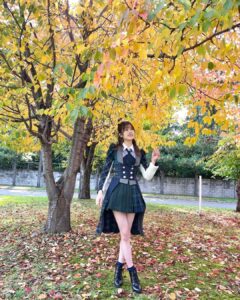 Nanase Yoshikawa Instagram - 紅葉の季節🍁🍁 北海道の空気は本当に美味しいです！ AKB48の衣装はどれも可愛いけど、特にチェック系の衣装は大好き🧚🏻‍♂️可愛すぎ！ Photo byせりか💕写真のバランス良すぎてお気に入りの写真です😌