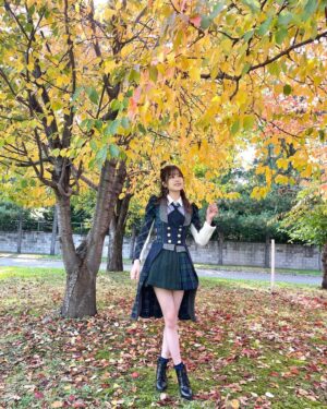 Nanase Yoshikawa Instagram - 紅葉の季節🍁🍁
北海道の空気は本当に美味しいです！
AKB48の衣装はどれも可愛いけど、特にチェック系の衣装は大好き🧚🏻‍♂️可愛すぎ！
Photo byせりか💕写真のバランス良すぎてお気に入りの写真です😌