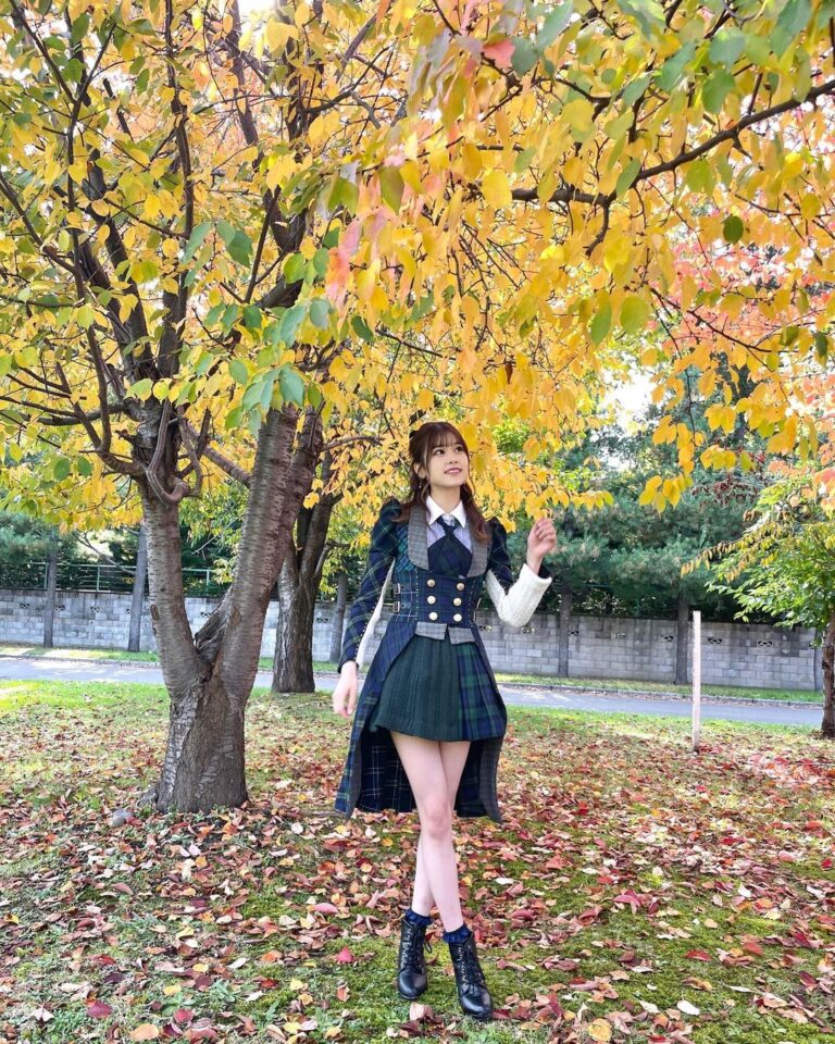 Nanase Yoshikawa Instagram - 紅葉の季節🍁🍁 北海道の空気は本当に美味しいです！ AKB48の衣装はどれも可愛いけど、特にチェック系の衣装は大好き🧚🏻‍♂️可愛すぎ！ Photo byせりか💕写真のバランス良すぎてお気に入りの写真です😌