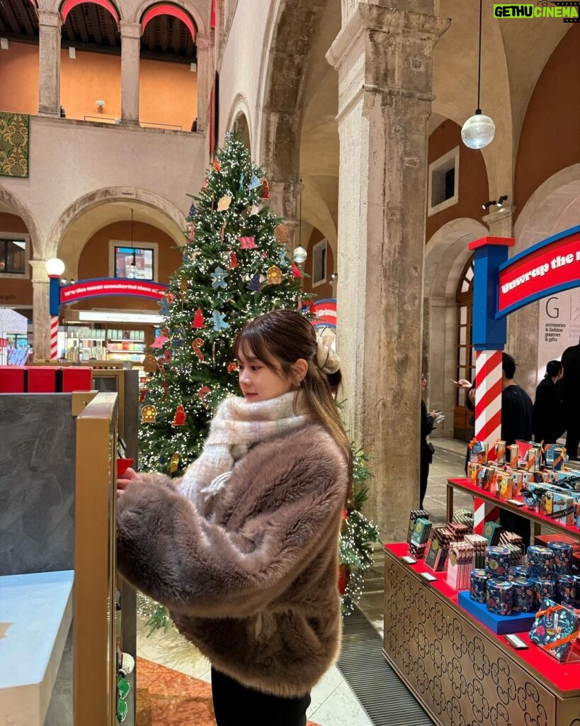 Nanase Yoshikawa Instagram - ベネチアにあるデパート🎄 お買い物してるだけでワクワクする店内☺️ クリスマスのオーナメントが可愛すぎました！ #venezia #italia #christmas