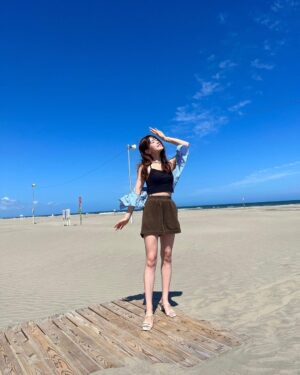 Nanase Yoshikawa Instagram - 昨日はてくてく散歩ロケでしたー！
この加工なしの青い空！最高！！
美味しいものもたくさん食べました😊
誕生日にいい思い出作れた🫶

放送は8月4日22時〜チバテレビで放送です☺️お楽しみにー！
