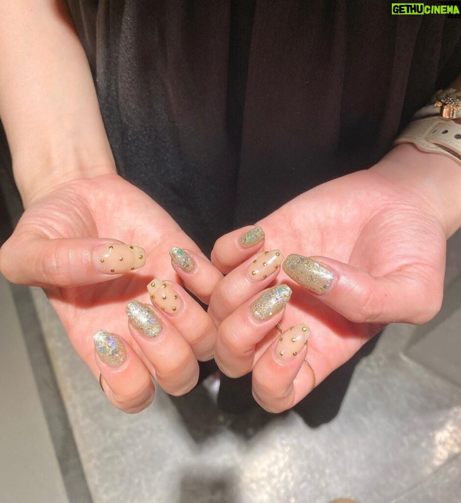 Nanase Yoshikawa Instagram - しーちゃんにやってもらったネイル可愛すぎてずっと見てる😳🫶🏻 いつも時間かけて丁寧にやってくれます☺ ありがとう〜！