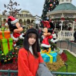 Nanase Yoshikawa Instagram – Disneyland Paris 🏰

クリスマスのディズニーは最高にキラキラしていて可愛すぎた♡
アトラクションもほぼ全部乗れたしパレードも見れた！