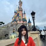Nanase Yoshikawa Instagram – Disneyland Paris 🏰

クリスマスのディズニーは最高にキラキラしていて可愛すぎた♡
アトラクションもほぼ全部乗れたしパレードも見れた！