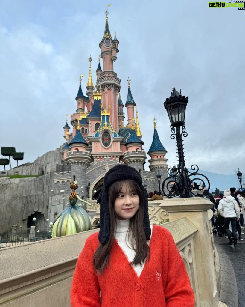 Nanase Yoshikawa Instagram - Disneyland Paris 🏰 クリスマスのディズニーは最高にキラキラしていて可愛すぎた♡ アトラクションもほぼ全部乗れたしパレードも見れた！