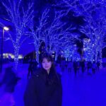Nanase Yoshikawa Instagram – メリークリスマスイヴ🎄
友達と青の洞窟初めて行った〜！真っ青なイルミネーションも素敵！