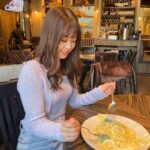 Nanase Yoshikawa Instagram – マネージャーさんとランチしました☺️
レモンのパスタ！見た目も可愛くてさっぱりしてて美味しかった😋