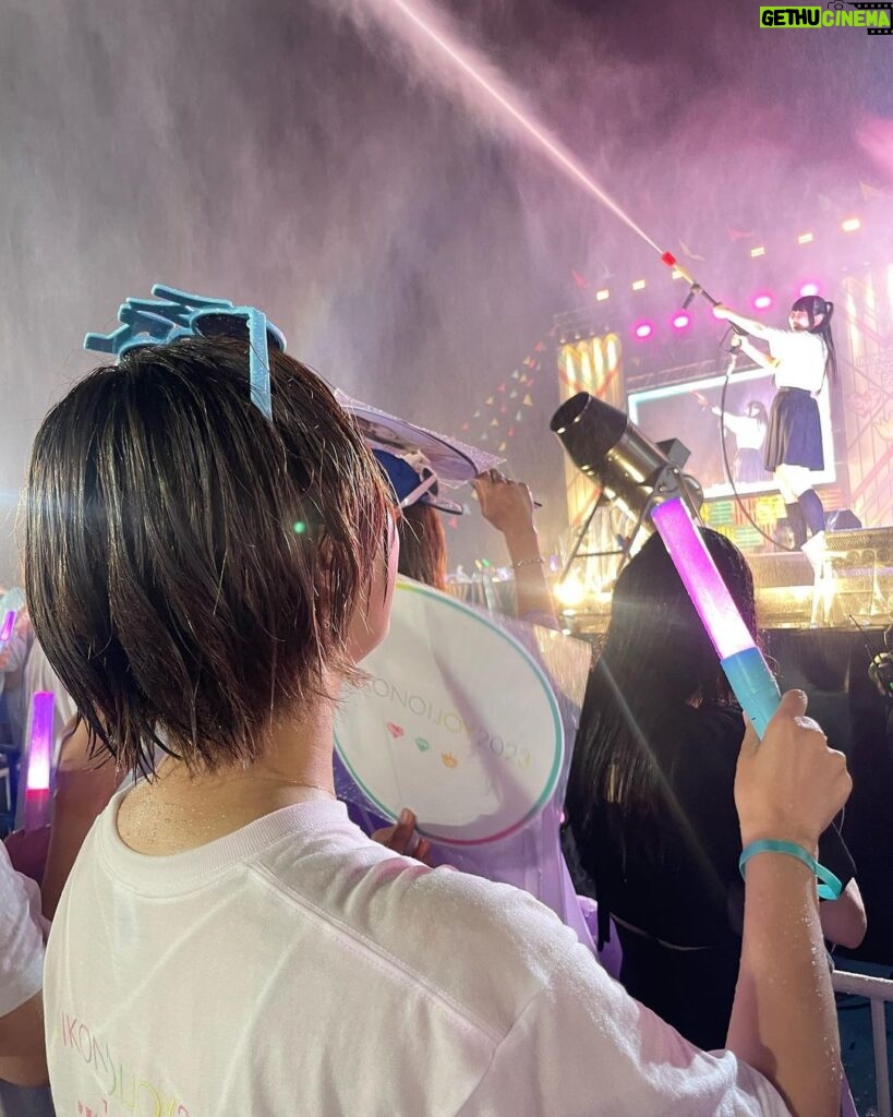Nanase Yoshikawa Instagram - イコノイジョイ2023観に行かせていただいた時の写真☺ しーちゃんが撮ってくれたんだけどめちゃくちゃ夏ー！ ライブ自体も最高でステージ上からメンバーにたくさんの水と泡をかけられて幸せでした(^_^)♡