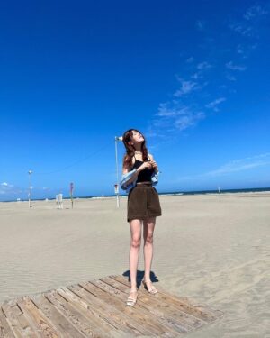 Nanase Yoshikawa Instagram - 昨日はてくてく散歩ロケでしたー！
この加工なしの青い空！最高！！
美味しいものもたくさん食べました😊
誕生日にいい思い出作れた🫶

放送は8月4日22時〜チバテレビで放送です☺️お楽しみにー！