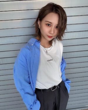 Nao Furuhata Instagram - 髪を耳かけした日。