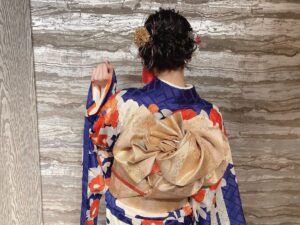 Nao Furuhata Instagram - FCイベで着た着物

2部は前髪下ろしてみた！

髪には金粉が散りばめられ
帯にはちょこんとリボン！

1部と2部で違う雰囲気
楽しめて嬉しかったな☺️

#着物 #着物ヘア
#千切屋治兵衞 #chiji1555
#japanesetraditional