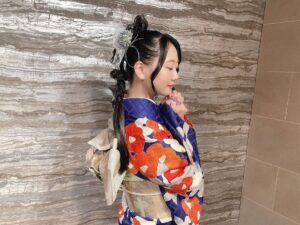 Nao Furuhata Instagram - FCイベで着た着物

1部は前髪流してポニー！

帯は落ち着いた雰囲気で
髪飾りは少し尖った感じの
ギャップが、たまらん。

#着物 #着物ヘア 
#千切屋治兵衞 #chiji1555
#japanesetraditional