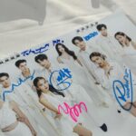 Narilya Gulmongkolpech Instagram - เซ็นปฏิทินช่อง 3 ปีแรกเลยงับ 🥹🫶🏻✨💌 ดีใจมากๆ ที่ได้เป็นส่วนหนึ่ง พี่ๆ ทุกคนน่ารักมากกกกกกก ขอบคุณนะค้า 🧸🌷✨🎀