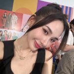 Narilya Gulmongkolpech Instagram - เซ็นปฏิทินช่อง 3 ปีแรกเลยงับ 🥹🫶🏻✨💌 ดีใจมากๆ ที่ได้เป็นส่วนหนึ่ง พี่ๆ ทุกคนน่ารักมากกกกกกก ขอบคุณนะค้า 🧸🌷✨🎀