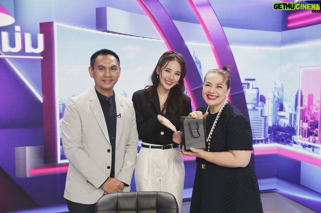 Narilya Gulmongkolpech Instagram - วันนี้ขอบคุณพี่หนูแหม่มมากๆ นะค้า ที่เมตตาให้แบรนด์ @naayada.official ได้มาพูดคุยสนุกสนานในรายการ “โต๊ะหนูแหม่ม” ญดากับอาจารย์พรหมญาณรู้สึกดีใจมากๆ เลยค่ะ 🙏🥹💖😊 ใครที่สนใจเครื่องประดับสายมูแบบรู้จริงสามารถทักมาสอบถามได้เลยที่ไลน์แอด @naayada (มีแอดนะค้า) 💘💘 Workpoint Entertainment Studio