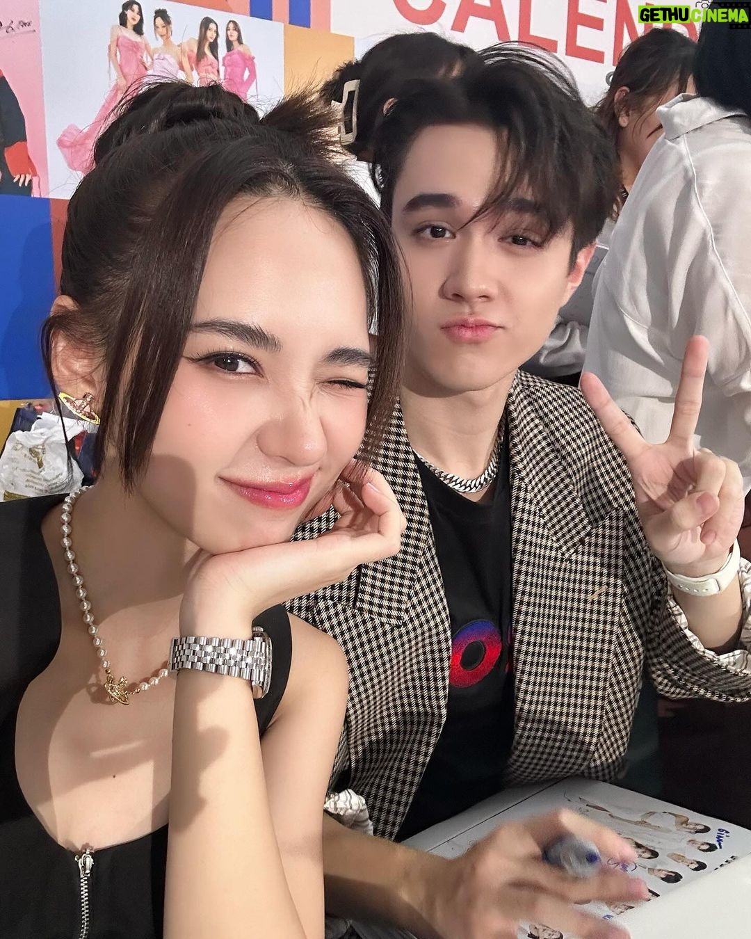 Narilya Gulmongkolpech Instagram - เซ็นปฏิทินช่อง 3 ปีแรกเลยงับ 🥹🫶🏻✨💌 ดีใจมากๆ ที่ได้เป็นส่วนหนึ่ง พี่ๆ ทุกคนน่ารักมากกกกกกก ขอบคุณนะค้า 🧸🌷✨🎀
