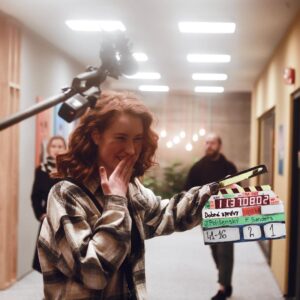 Natálie Halouzková Instagram - …skoro půl roku od poslední klapky Dobrých zpráv

~zpětně se dojímám nad #behindthescenes albem (díky @n.1c0lv 🫶🏻) a vzpomínám na těch nabušených 8 měsíců… *slzička skoro ukápla*
~ dík kolegové, chybíte mi💛