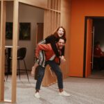 Natálie Halouzková Instagram - …skoro půl roku od poslední klapky Dobrých zpráv ~zpětně se dojímám nad #behindthescenes albem (díky @n.1c0lv 🫶🏻) a vzpomínám na těch nabušených 8 měsíců… *slzička skoro ukápla* ~ dík kolegové, chybíte mi💛