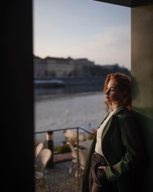 Natálie Halouzková Instagram - Dnes vyšel Magazín DNES s mojí maličkostí uvnitř. O začátcích, návratu, přítomnosti, škole, o hercích, co jsou prasáci, takže i trochu o feminismu… A tak:)

Jde o můj první takhle velkej rozhovor a já moc děkuju Janu Malindovi za jeho přístup, empatii a profesionalitu (nejenom) v průběhu našeho povídaní, @michal_svacek_photo za skvělý fotky, @petra_sestakova za make-up a díky i zbytku týmu Magazínu DNES za jejich práci. 
Díky moc, vážím si toho!

~ a na sobě mám svůj milovanej zelenej kabát od @martinapipkova_fashionmam 🤍