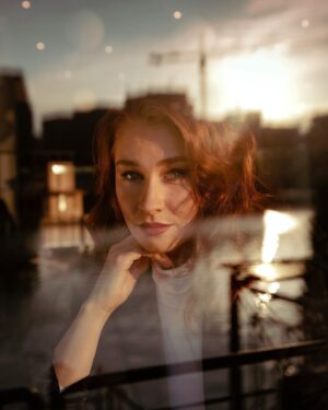Natálie Halouzková Instagram - Dnes vyšel Magazín DNES s mojí maličkostí uvnitř. O začátcích, návratu, přítomnosti, škole, o hercích, co jsou prasáci, takže i trochu o feminismu… A tak:)

Jde o můj první takhle velkej rozhovor a já moc děkuju Janu Malindovi za jeho přístup, empatii a profesionalitu (nejenom) v průběhu našeho povídaní, @michal_svacek_photo za skvělý fotky, @petra_sestakova za make-up a díky i zbytku týmu Magazínu DNES za jejich práci. 
Díky moc, vážím si toho!

~ a na sobě mám svůj milovanej zelenej kabát od @martinapipkova_fashionmam 🤍