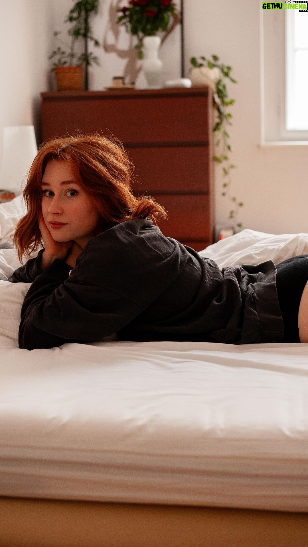 Natálie Halouzková Instagram - Snuggs je můj love brand už skoro 4 roky. Jejich kalhotky mě nikdy nezklamaly, díky nim se cítím opravdu komfortně v průběhu celé menstruace. Mají vysokou absorpční kapacitu, takže není cítit žádná vlhkost a vrstva zůstává suchá. Narozdíl od vložek nemám pocit, že sedím v krvi. Od prvních kalhotek ušli velkou cestu a svoji technologii se snaží posouvat stále dál. Dneska máte na výběr z mnoha modelů, které se liší barvou, materiálem, střihem a absorpcí. Tohle jsou moji favoriti✨ 30.11-5.12. probíhá na webu snuggs.cz a snuggs.sk velká akce 2+1 a 4+2 kalhotek a s kódem NATYXMAS dostanete navíc poštovné zdarma:) …fotila @rozalieruzickova 🤍 #snuggs #spoluprace