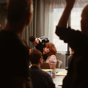 Natálie Halouzková Instagram - …skoro půl roku od poslední klapky Dobrých zpráv

~zpětně se dojímám nad #behindthescenes albem (díky @n.1c0lv 🫶🏻) a vzpomínám na těch nabušených 8 měsíců… *slzička skoro ukápla*
~ dík kolegové, chybíte mi💛