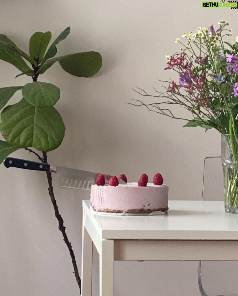 Natálie Halouzková Instagram - { spring essentials } *kyti, ženy, jídlo*