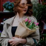 Natálie Halouzková Instagram - tulipánek na krku, tulipány v ruce🌷 ~ jaro pocem už… . { ph: @rozalieruzickova }