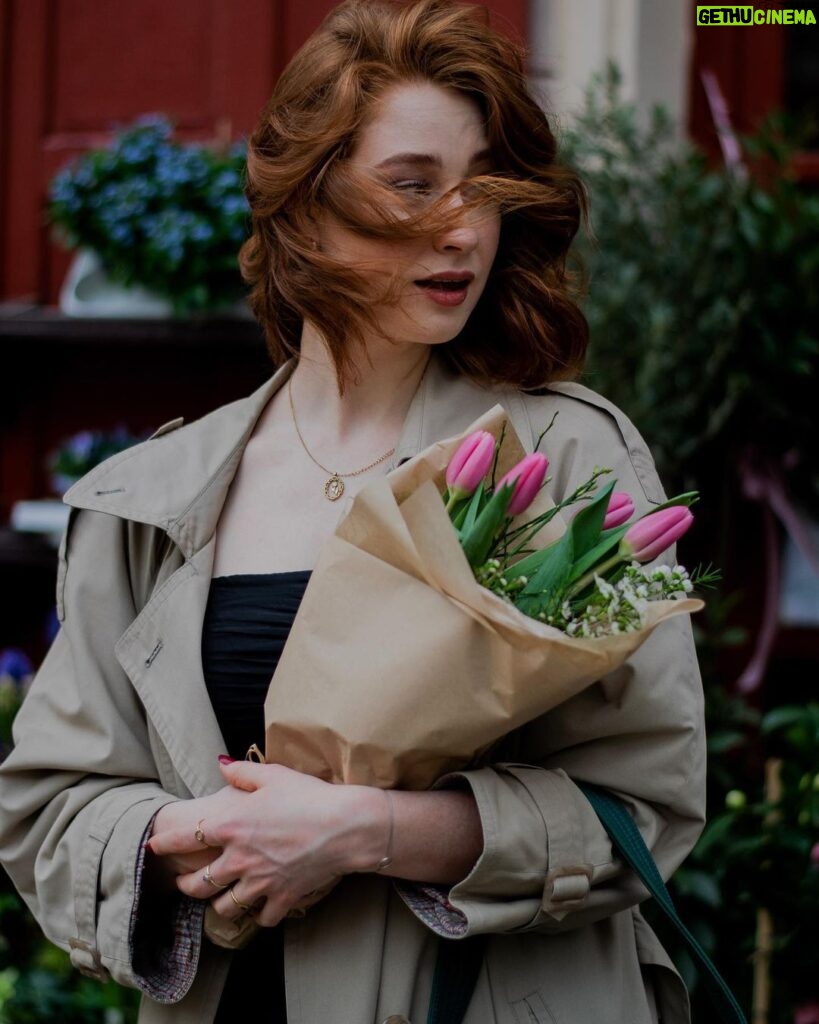 Natálie Halouzková Instagram - tulipánek na krku, tulipány v ruce🌷 ~ jaro pocem už… . { ph: @rozalieruzickova }