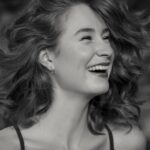 Natálie Halouzková Instagram - dřív bych tuhle fotku asi nepostla, protože se mi nikdy nelíbilo, jak vypadám, když se směju… což je vlastně hrozně směšný. navíc když se takhle, jako na tý fotce, poslední dobou cítím v podstatě nonstop. díky za to živote🤍 a díky @petrmol_com za momentku💫