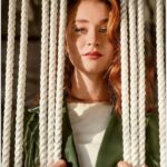 Natálie Halouzková Instagram - Dnes vyšel Magazín DNES s mojí maličkostí uvnitř. O začátcích, návratu, přítomnosti, škole, o hercích, co jsou prasáci, takže i trochu o feminismu… A tak:) Jde o můj první takhle velkej rozhovor a já moc děkuju Janu Malindovi za jeho přístup, empatii a profesionalitu (nejenom) v průběhu našeho povídaní, @michal_svacek_photo za skvělý fotky, @petra_sestakova za make-up a díky i zbytku týmu Magazínu DNES za jejich práci. Díky moc, vážím si toho! ~ a na sobě mám svůj milovanej zelenej kabát od @martinapipkova_fashionmam 🤍
