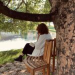 Natálie Halouzková Instagram - …volný chvíle na natáčení… @honzarogos si myslel, že zachytil moji romantickou chvilku, jak jsem ponořená v knížce. a já prostě zase žrala(;🤷🏻‍♀️