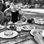 Natálie Halouzková Instagram - Grilování bez masa už neznamená jen zelenina. (Nejenom) vegetariánský či veganský alternativy na grill najdete v @dm_cesko na stojanu s limitovanou edicí ke grilování. My s holkama ochutnaly tofu a vegeplacku na grill, 2 druhy „klobásek“, grilovací hořčici a zelený olivy s mandlí. Favoriti jsou mini klobásky a tofu na grill s rajčaty a bazalkou.  Btw, chvilku jsem si říkala, jestli tohle reels není málo instafriendly a vytuněný. Ale autenticita přece lepší žejo. Prostě jsme se sešly ve Stromovce, pronajaly si veřejnej gril, holky jsem sprdla, že místo bulek na burger přinesly kaiserky (což teda mimochodem ve finále vůbec nebylo špatný), zapomněly jsme obracečku a pak jsme ten gril nemohly vydrhnout, protože věci na čistění jsme taky zapomněly.✌🏻 #dmcesko #dmBio #zdejsemclovekem #dmlovebrand