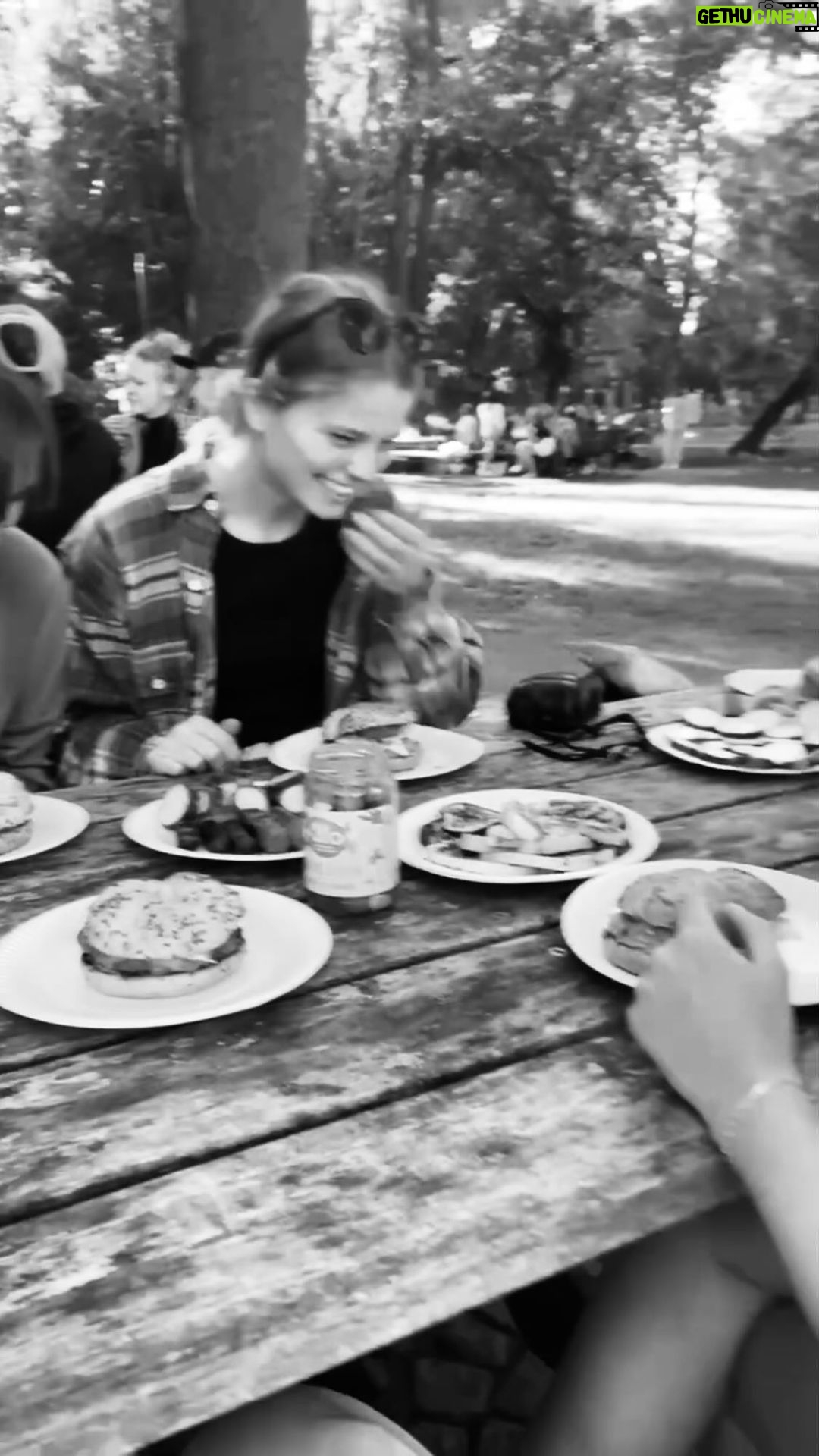 Natálie Halouzková Instagram - Grilování bez masa už neznamená jen zelenina. (Nejenom) vegetariánský či veganský alternativy na grill najdete v @dm_cesko na stojanu s limitovanou edicí ke grilování. My s holkama ochutnaly tofu a vegeplacku na grill, 2 druhy „klobásek“, grilovací hořčici a zelený olivy s mandlí. Favoriti jsou mini klobásky a tofu na grill s rajčaty a bazalkou. Btw, chvilku jsem si říkala, jestli tohle reels není málo instafriendly a vytuněný. Ale autenticita přece lepší žejo. Prostě jsme se sešly ve Stromovce, pronajaly si veřejnej gril, holky jsem sprdla, že místo bulek na burger přinesly kaiserky (což teda mimochodem ve finále vůbec nebylo špatný), zapomněly jsme obracečku a pak jsme ten gril nemohly vydrhnout, protože věci na čistění jsme taky zapomněly.✌🏻 #dmcesko #dmBio #zdejsemclovekem #dmlovebrand