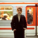 Natálie Halouzková Instagram - pražský metro je super. ale radši jezdím tramvají. ✨ fotky od @patrikdemo vznikly už skoro před rokem. ale já postuju až teď, ani nevim proč. asi protože se až moc řídim pravidlem “co můžeš udělat dneska, odlož na zejtra” …nebo na další rok žejo