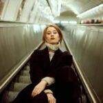 Natálie Halouzková Instagram - pražský metro je super. ale radši jezdím tramvají. ✨ fotky od @patrikdemo vznikly už skoro před rokem. ale já postuju až teď, ani nevim proč. asi protože se až moc řídim pravidlem “co můžeš udělat dneska, odlož na zejtra” …nebo na další rok žejo